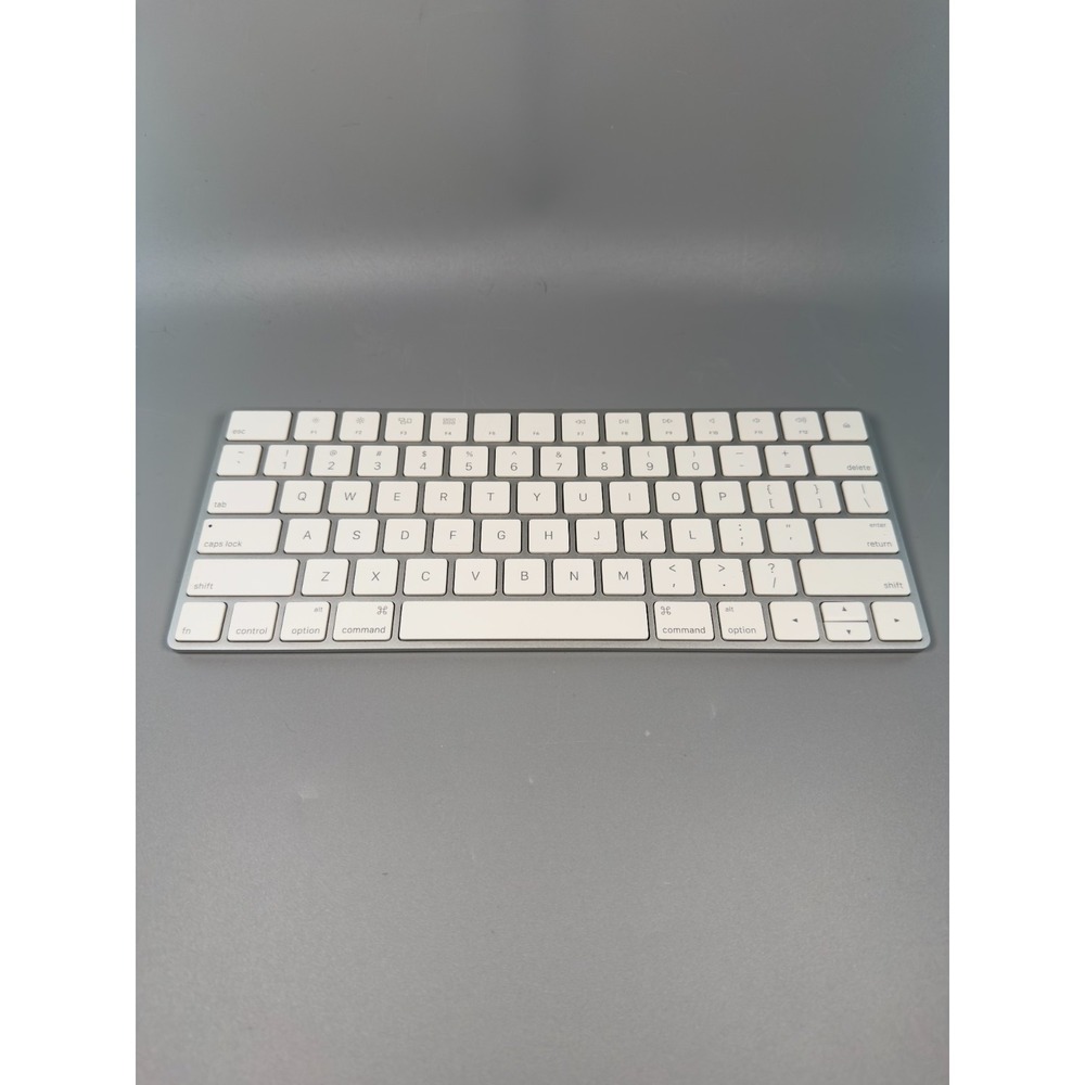 Apple Magic Keyboard WhiteSilver Lightning Wireless Bluetooth Rechargeable A1644